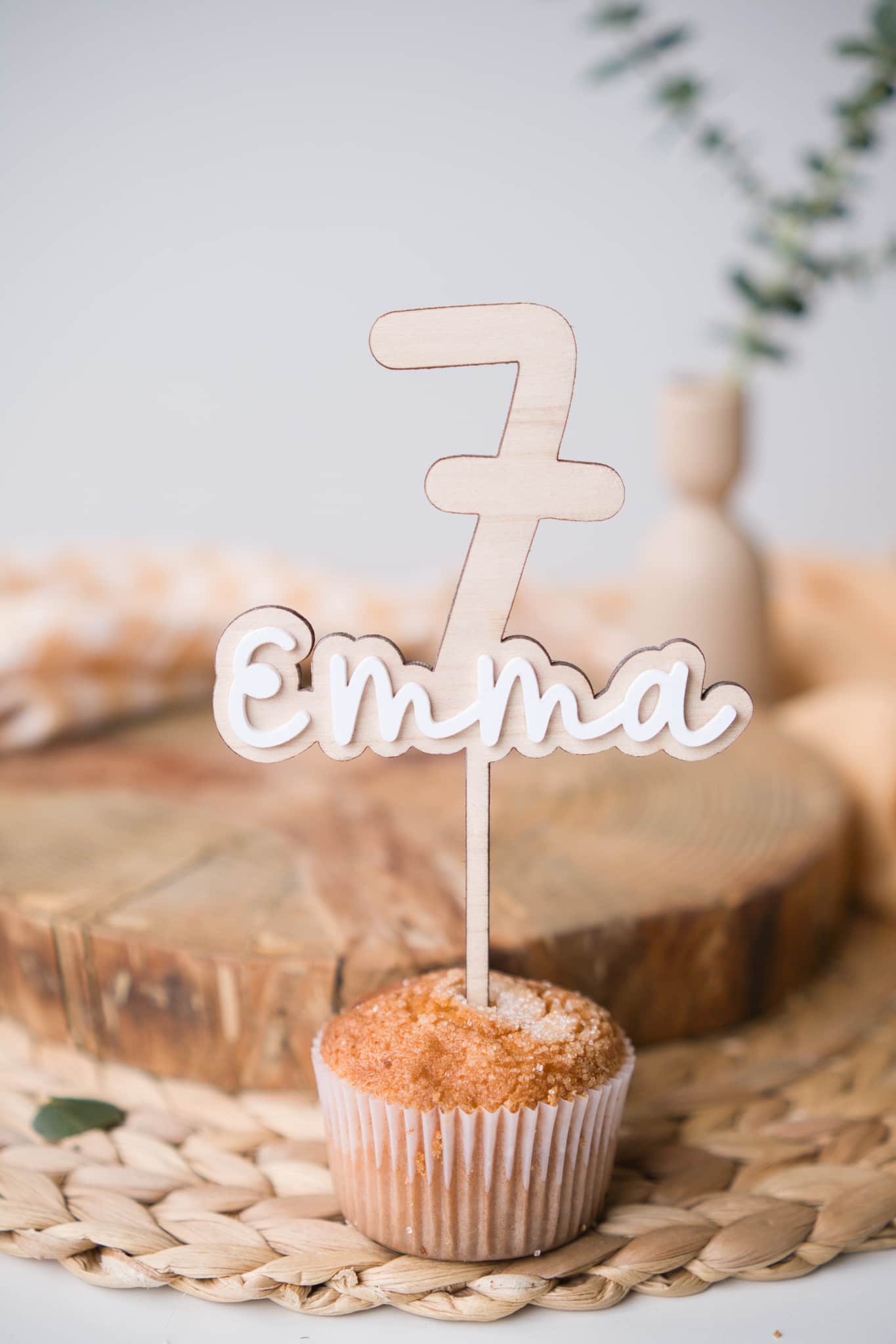 Topper de madera con nombre en metacrilato blanco
