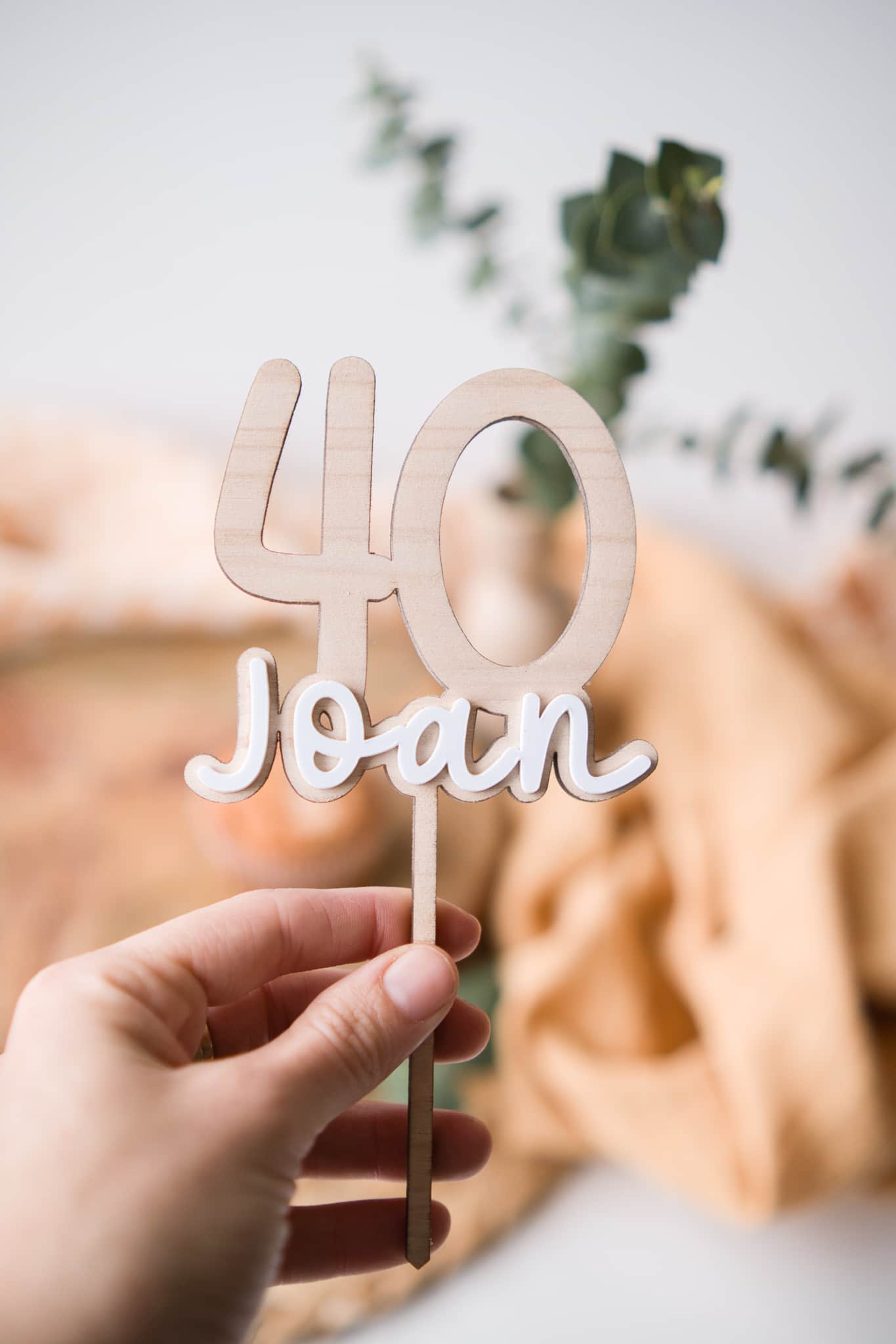 Topper de madera con nombre en metacrilato blanco