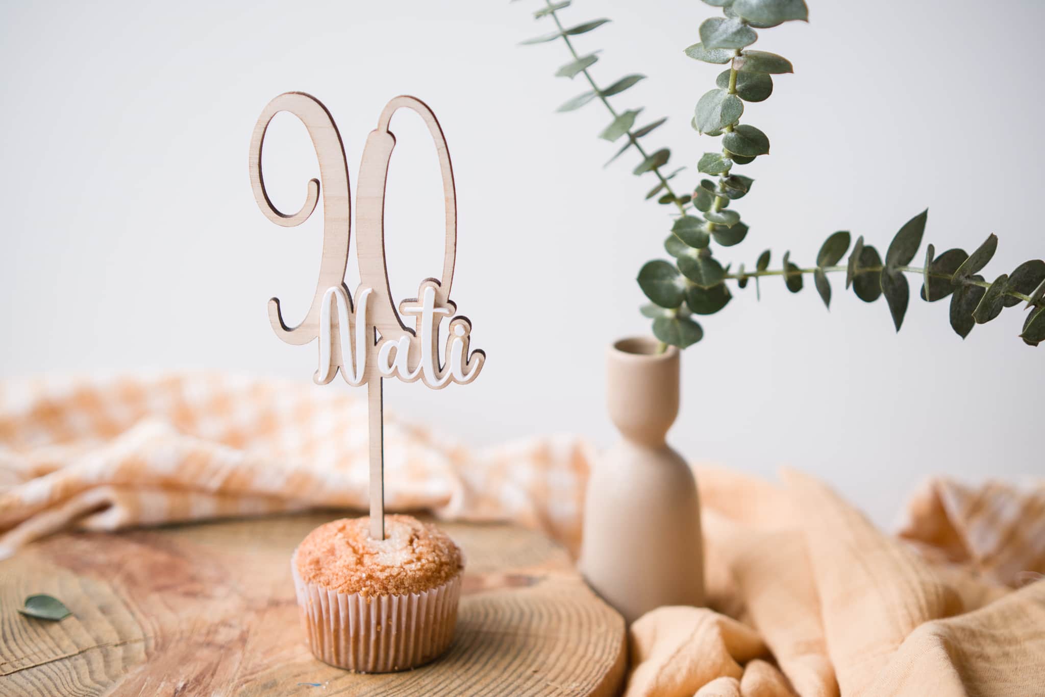 Topper de madera con nombre en metacrilato blanco